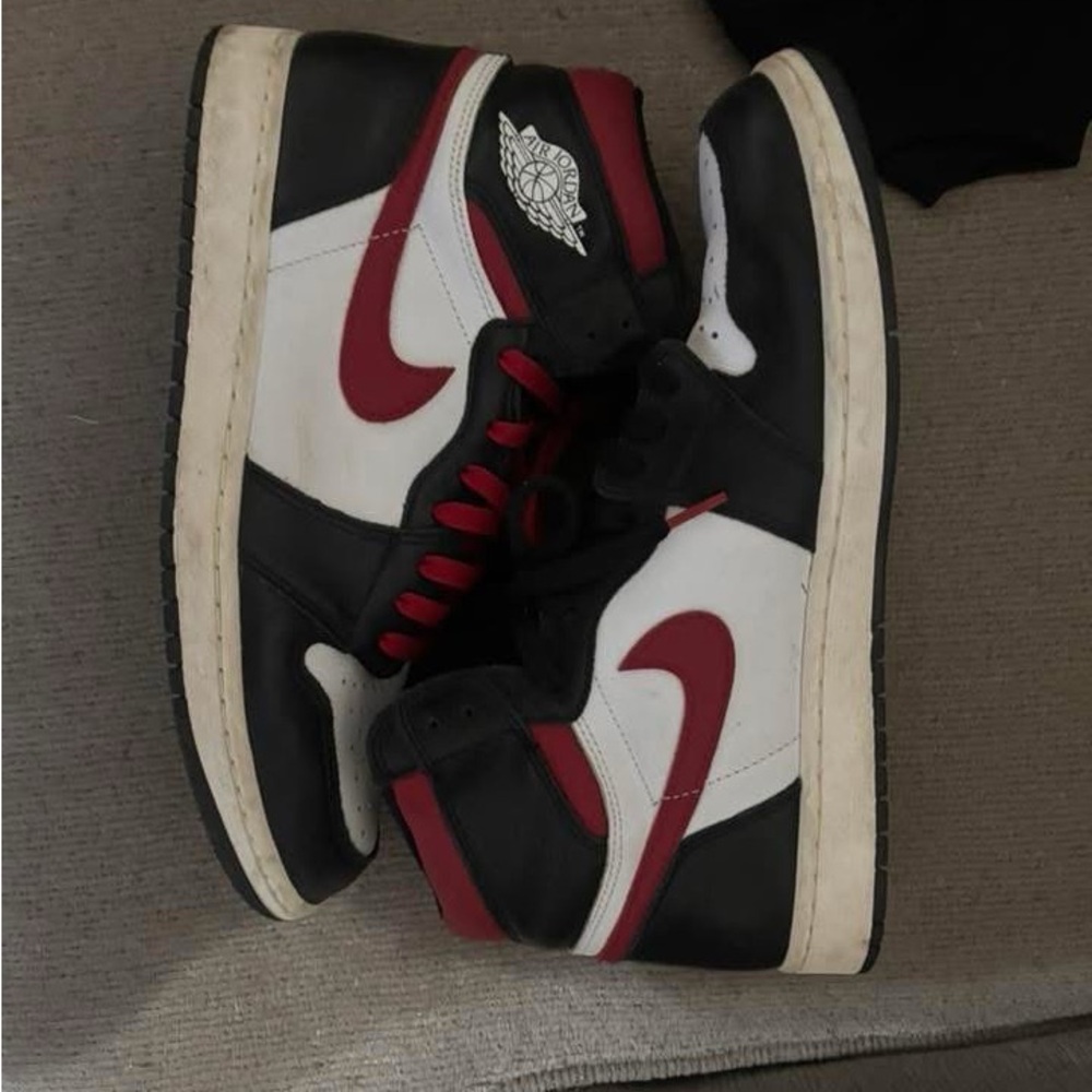 Nike Men's Black, White, and Red Sneakers